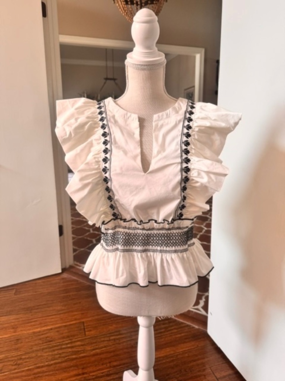 Strut & Bolt Boutique Black & White Ruffle V-neck Embroided Top Size. Medium